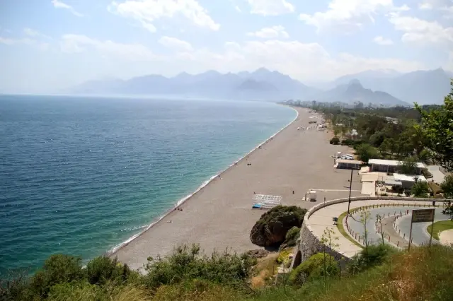 Kısıtlamanın ilk gününde sahiller turistlere kaldı Kısıtlamanın ilk gününde sahiller turistlere kaldı