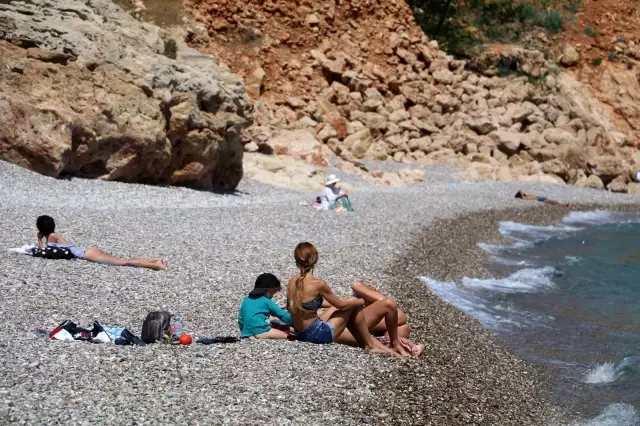 Kısıtlamanın ilk gününde sahiller turistlere kaldı Kısıtlamanın ilk gününde sahiller turistlere kaldı