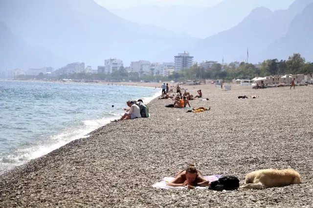 Kısıtlamanın ilk gününde sahiller turistlere kaldı Kısıtlamanın ilk gününde sahiller turistlere kaldı