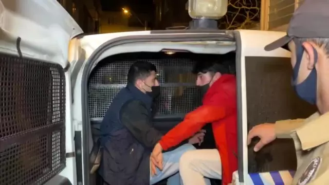 Kısıtlamayı delip uyuşturucu ile yakalandılar, 'ekmek almaya çıktık' dediler Kısıtlamayı delip uyuşturucu ile yakalandılar, 'ekmek almaya çıktık' dediler