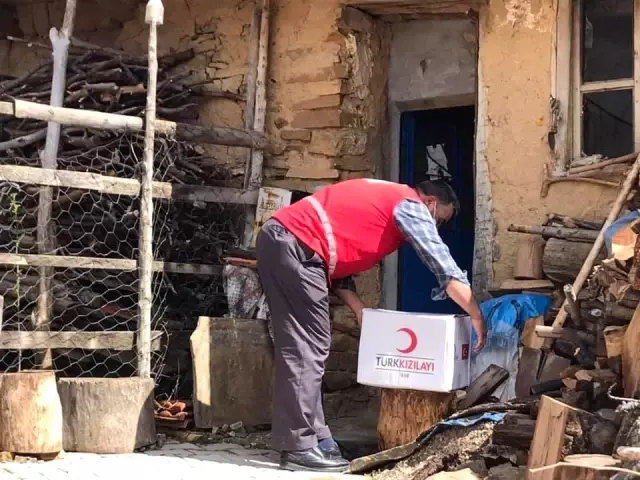 Kızılay'dan Köylerde ihtiyaç sahibi ailelere yardım eli Kızılay'dan Köylerde ihtiyaç sahibi ailelere yardım eli