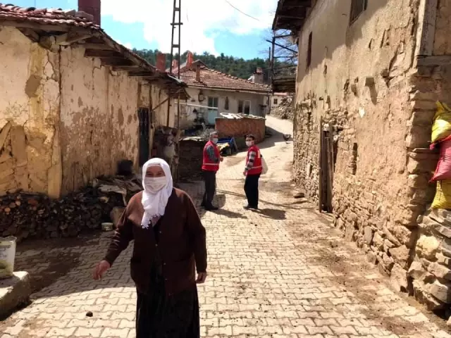 Kızılay'dan Köylerde ihtiyaç sahibi ailelere yardım eli Kızılay'dan Köylerde ihtiyaç sahibi ailelere yardım eli