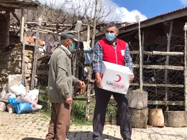 Kızılay'dan Köylerde ihtiyaç sahibi ailelere yardım eli Kızılay'dan Köylerde ihtiyaç sahibi ailelere yardım eli