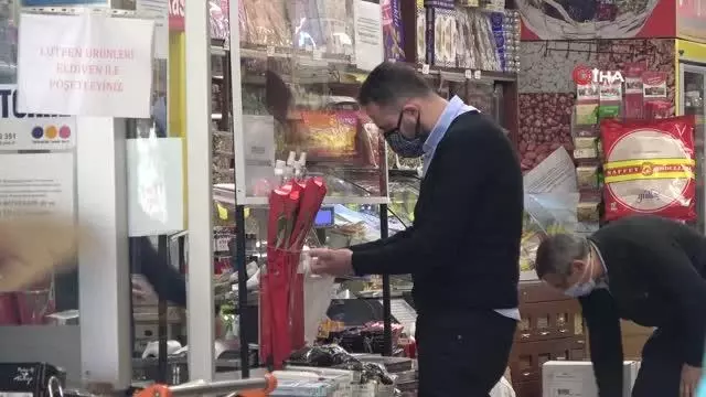 Kocaeli'de marketlere getirilen kısıtlamayı değerlendiren vatandaşlar Açıklaması Kocaeli'de marketlere getirilen kısıtlamayı değerlendiren vatandaşlar Açıklaması