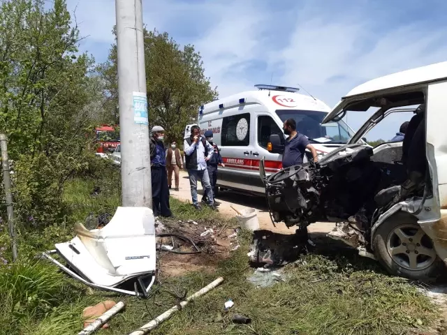 İşçi minibüsü elektrik direğine çarptı: 5 yaralı (2) İşçi minibüsü elektrik direğine çarptı: 5 yaralı (2)