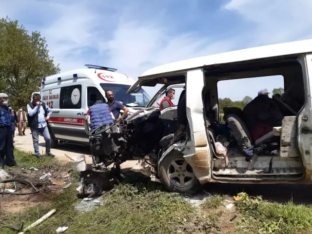 İşçi minibüsü elektrik direğine çarptı: 5 yaralı (2) İşçi minibüsü elektrik direğine çarptı: 5 yaralı (2)