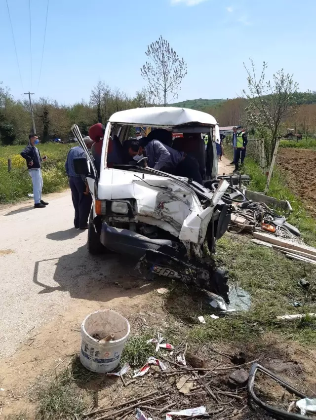 İşçi minibüsü elektrik direğine çarptı: 5 yaralı (2) İşçi minibüsü elektrik direğine çarptı: 5 yaralı (2)