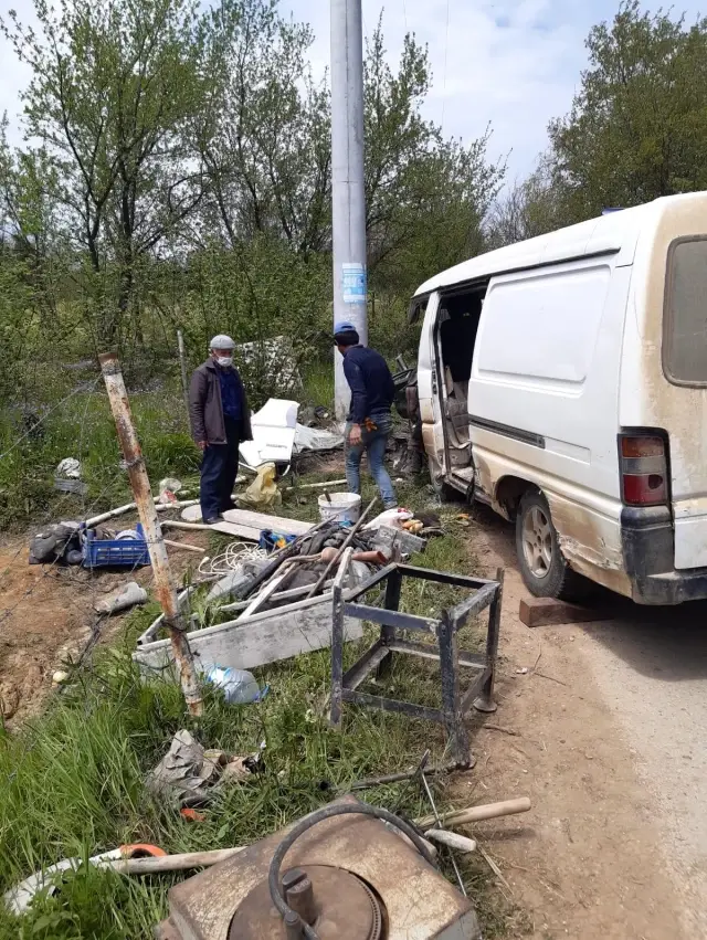 İşçi minibüsü elektrik direğine çarptı: 5 yaralı (2) İşçi minibüsü elektrik direğine çarptı: 5 yaralı (2)