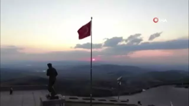 Kocatepe'de mest eden gün batımı manzarası Kocatepe'de mest eden gün batımı manzarası