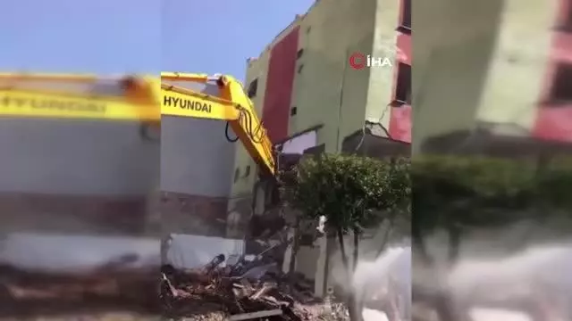 Son dakika haber! Kontrolü yıkım kontrolden çıktı: O anlar kamerada Son dakika haber! Kontrolü yıkım kontrolden çıktı: O anlar kamerada