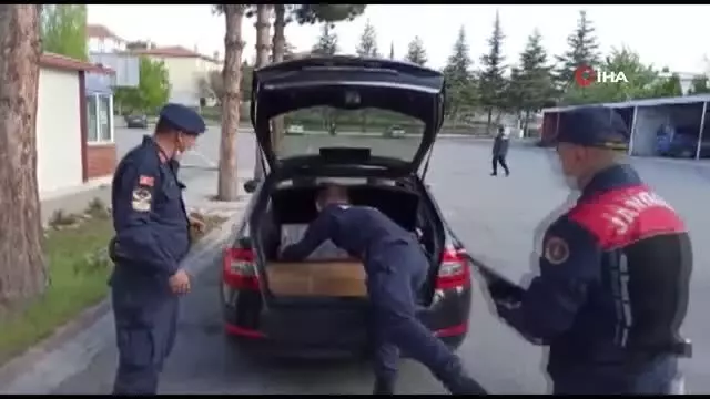 Konya'da jandarmadan kaçmak isteyen araçta ruhsatsız 45 tüfek ele geçirildi Konya'da jandarmadan kaçmak isteyen araçta ruhsatsız 45 tüfek ele geçirildi