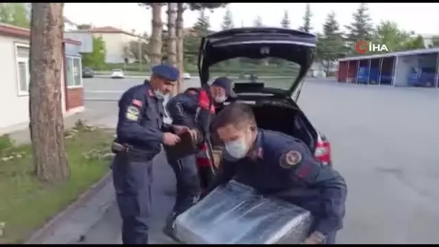 Konya'da jandarmadan kaçmak isteyen araçta ruhsatsız 45 tüfek ele geçirildi Konya'da jandarmadan kaçmak isteyen araçta ruhsatsız 45 tüfek ele geçirildi