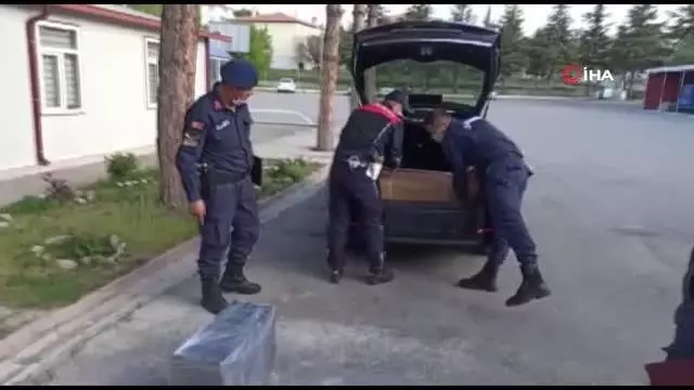 Konya'da jandarmadan kaçmak isteyen araçta ruhsatsız 45 tüfek ele geçirildi Konya'da jandarmadan kaçmak isteyen araçta ruhsatsız 45 tüfek ele geçirildi