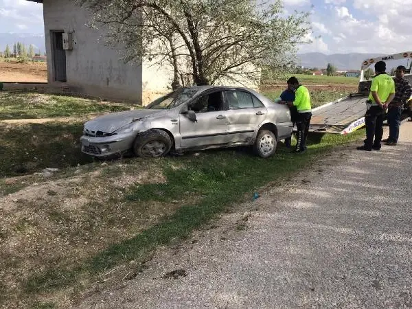 KONYA'DA TAKLA ATAN OTOMOBİLDEKİ 6 KİŞİ YARALANDI KONYA'DA TAKLA ATAN OTOMOBİLDEKİ 6 KİŞİ YARALANDI