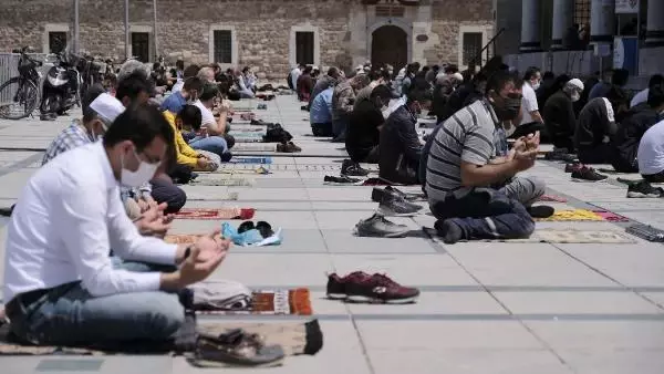 KONYA'DA, TAM KAPANMADA TEDBİRLİ CUMA NAMAZI KONYA'DA, TAM KAPANMADA TEDBİRLİ CUMA NAMAZI