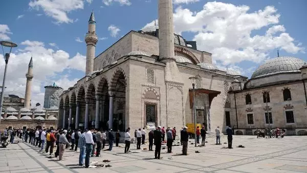 Konya'da, tam kapanmada tedbirli cuma namazı