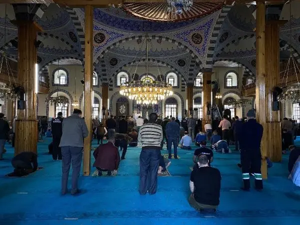 Konya'da, tam kapanmada tedbirli cuma namazı