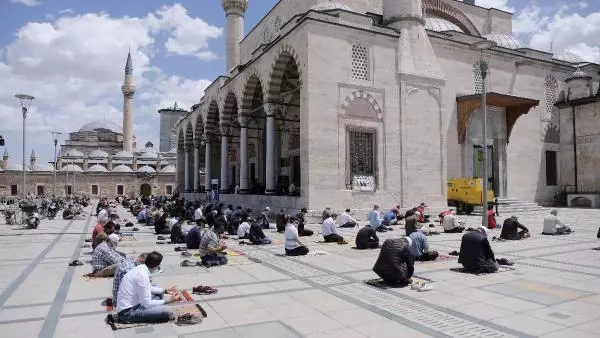 Konya'da, tam kapanmada tedbirli cuma namazı