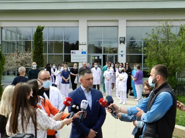 - Kosovalı hemşirelerden protesto - Kosovalı hemşirelerden protesto