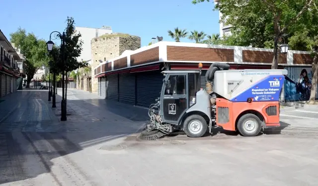 Kuşadası Belediyesi tam kapanmada hijyen çalışmalarına ağırlık verdi Kuşadası Belediyesi tam kapanmada hijyen çalışmalarına ağırlık verdi