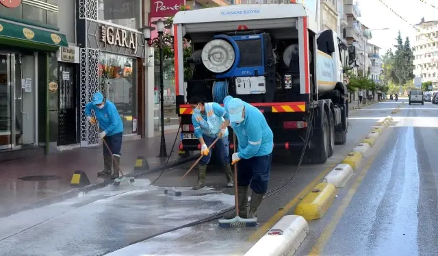 Kuşadası Belediyesi tam kapanmada hijyen çalışmalarına ağırlık verdi Kuşadası Belediyesi tam kapanmada hijyen çalışmalarına ağırlık verdi