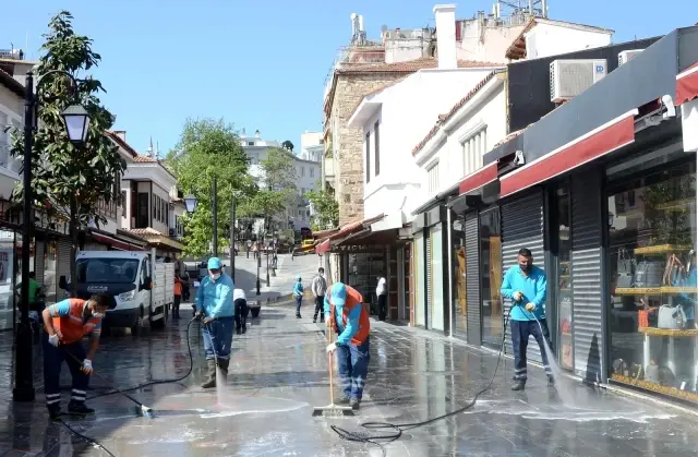 Kuşadası Belediyesi tam kapanmada hijyen çalışmalarına ağırlık verdi Kuşadası Belediyesi tam kapanmada hijyen çalışmalarına ağırlık verdi