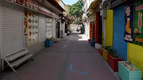 Kuşadası'nda tam kapanmanın ilk gününde cadde, sokak ve meydanlar boş kaldı