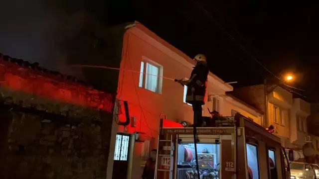Kuşadası'ndaki yangında metruk ev küle döndü Kuşadası'ndaki yangında metruk ev küle döndü