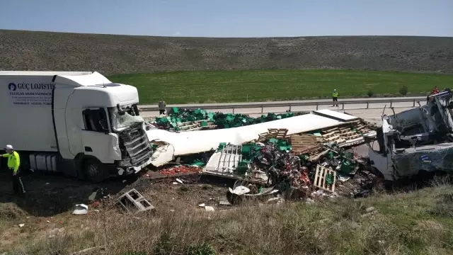 İki tırın çarpışması sonucu 2 kişi öldü 1 kişi yaralandı - 2 İki tırın çarpışması sonucu 2 kişi öldü 1 kişi yaralandı - 2
