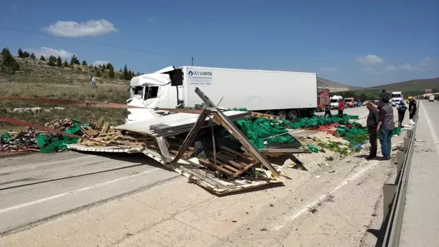 İki tırın çarpışması sonucu 2 kişi öldü 1 kişi yaralandı - 2 İki tırın çarpışması sonucu 2 kişi öldü 1 kişi yaralandı - 2