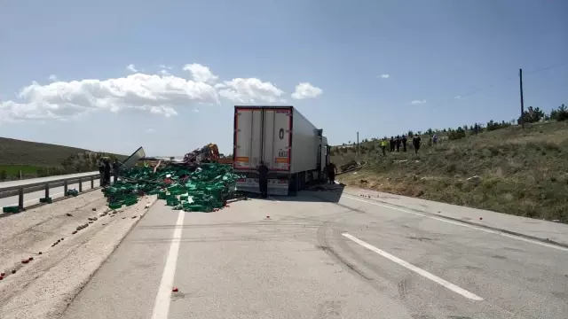 İki tırın çarpışması sonucu 2 kişi öldü 1 kişi yaralandı - 2 İki tırın çarpışması sonucu 2 kişi öldü 1 kişi yaralandı - 2