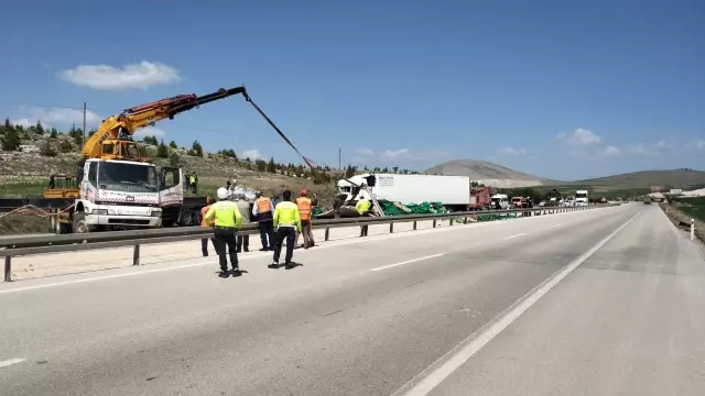İki tırın çarpışması sonucu 2 kişi öldü 1 kişi yaralandı - 2 İki tırın çarpışması sonucu 2 kişi öldü 1 kişi yaralandı - 2