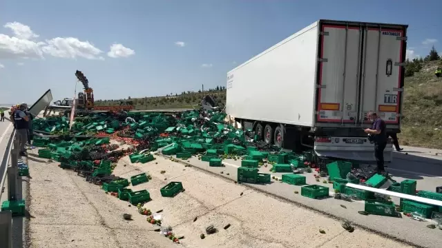 İki tırın çarpışması sonucu 2 kişi öldü 1 kişi yaralandı - 2 İki tırın çarpışması sonucu 2 kişi öldü 1 kişi yaralandı - 2