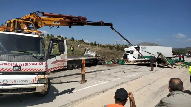 İki tırın çarpışması sonucu 2 kişi öldü 1 kişi yaralandı - 2 İki tırın çarpışması sonucu 2 kişi öldü 1 kişi yaralandı - 2