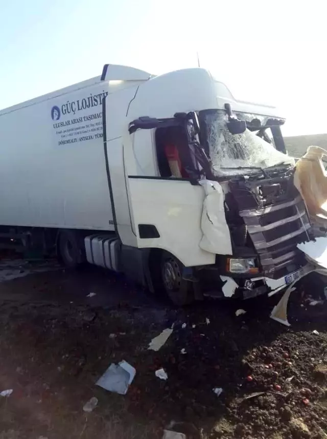 İki tırın çarpışması sonucu 2 kişi öldü 1 kişi yaralandı - 2 İki tırın çarpışması sonucu 2 kişi öldü 1 kişi yaralandı - 2