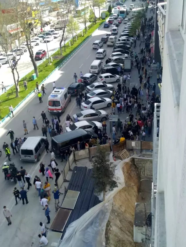 Kütahya'da 'omuz atma' kavgası can aldı:17 Yaşındaki genç hayatını kaybetti Kütahya'da 'omuz atma' kavgası can aldı:17 Yaşındaki genç hayatını kaybetti
