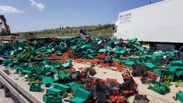 Kütahya'da TIR'lar çarpıştı: 2 ölü, 1 yaralı Kütahya'da TIR'lar çarpıştı: 2 ölü, 1 yaralı