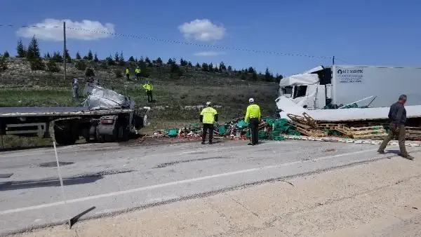 Kütahya'da TIR'lar çarpıştı: 2 ölü, 1 yaralı Kütahya'da TIR'lar çarpıştı: 2 ölü, 1 yaralı
