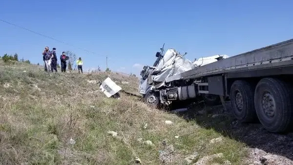 Kütahya'da TIR'lar çarpıştı: 2 ölü, 1 yaralı Kütahya'da TIR'lar çarpıştı: 2 ölü, 1 yaralı