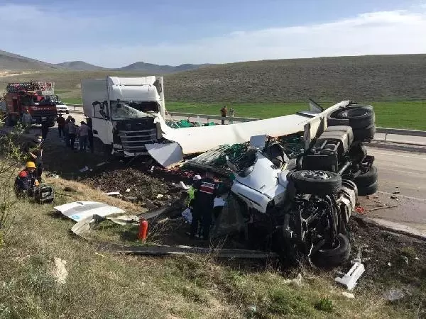 Kütahya'da TIR'lar çarpıştı: 2 ölü, 1 yaralı Kütahya'da TIR'lar çarpıştı: 2 ölü, 1 yaralı