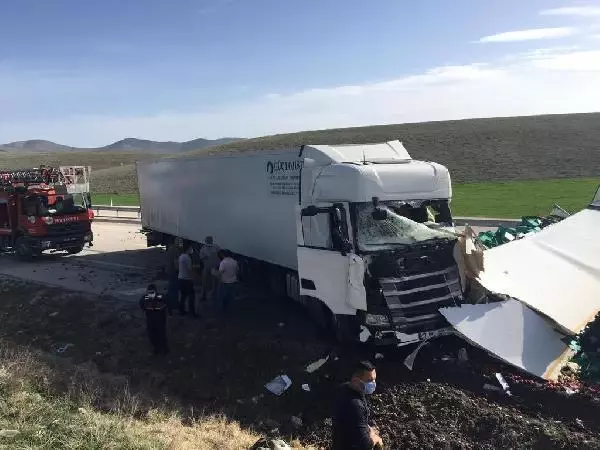 Kütahya'da TIR'lar çarpıştı: 2 ölü, 1 yaralı Kütahya'da TIR'lar çarpıştı: 2 ölü, 1 yaralı
