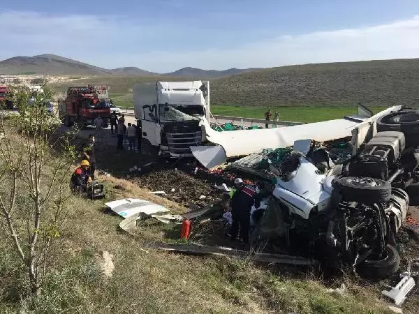 Kütahya'da TIR'lar çarpıştı: 2 ölü, 1 yaralı Kütahya'da TIR'lar çarpıştı: 2 ölü, 1 yaralı