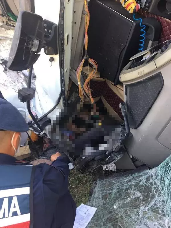 Kütahya'da TIR'lar çarpıştı: 2 ölü, 1 yaralı Kütahya'da TIR'lar çarpıştı: 2 ölü, 1 yaralı