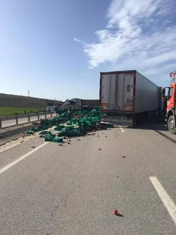 Kütahya'da TIR'lar çarpıştı: 2 ölü, 1 yaralı Kütahya'da TIR'lar çarpıştı: 2 ölü, 1 yaralı