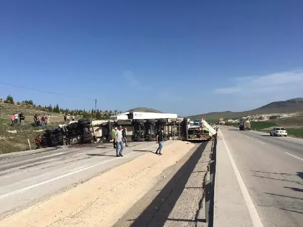 Kütahya'da TIR'lar çarpıştı: 2 ölü, 1 yaralı Kütahya'da TIR'lar çarpıştı: 2 ölü, 1 yaralı
