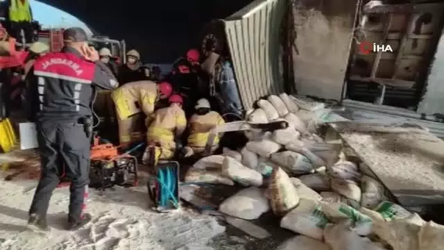 Kuzey Marmara Otoyolu'nda tır devrildi Kuzey Marmara Otoyolu'nda tır devrildi