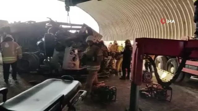 Kuzey Marmara Otoyolu'nda tır devrildi Kuzey Marmara Otoyolu'nda tır devrildi