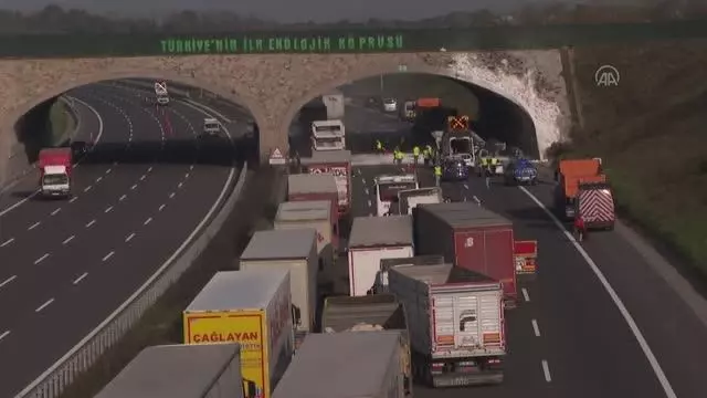Kuzey Marmara Otoyolu'nda devrilen tırın sürücüsü yaralandı Kuzey Marmara Otoyolu'nda devrilen tırın sürücüsü yaralandı