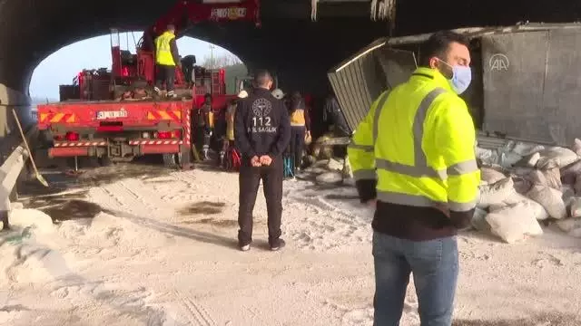 Kuzey Marmara Otoyolu'nda devrilen tırın sürücüsü yaralandı Kuzey Marmara Otoyolu'nda devrilen tırın sürücüsü yaralandı