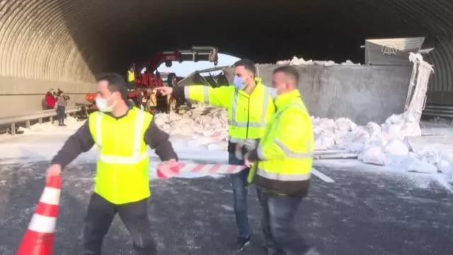 Kuzey Marmara Otoyolu'nda devrilen tırın sürücüsü yaralandı Kuzey Marmara Otoyolu'nda devrilen tırın sürücüsü yaralandı